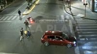 Un repartidor cruzó en rojo, chocó a un auto y el conductor se bajó a golpearlo