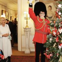 El particular gesto del príncipe Carlos y Camilla Parker Bowles con los niños de Inglaterra en Navidad 