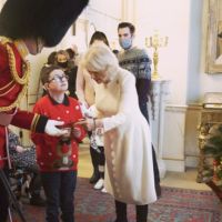 El particular gesto del príncipe Carlos y Camilla Parker Bowles con los niños de Inglaterra en Navidad 