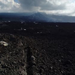 Esta imagen aérea muestra casas cubiertas de lava tras la erupción del volcán Cumbre Vieja, en La Laguna, en la isla canaria de La Palma. | Foto:JORGE GUERRERO / AFP
