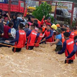 Esta foto muestra a los trabajadores de rescate evacuando a los residentes de sus casas inundadas en medio de las fuertes lluvias provocadas por el tifón Rai en la ciudad de Cagayan de Oro, en la isla sureña de Mindanao. | Foto:Handout / Philippine Coast Guard (PCG) / AFP