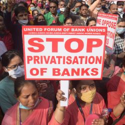 Empleados bancarios gritan consignas y sostienen pancartas durante una protesta como parte de la huelga nacional de dos días contra el plan del gobierno de privatizar los bancos del sector público (PSB), en Ahmedabad, India. | Foto:SAM PANTHAKY / AFP