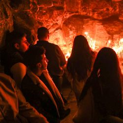 Los fieles encienden velas mientras celebran el Día de Santa Bárbara en la Iglesia Ortodoxa Griega de Santa Bárbara en el pueblo de Aboud, en la Cisjordania ocupada por Israel. | Foto:ABBAS MOMANI / AFP