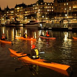 Un grupo de kayakistas y surfistas de SUP participan en una excursión conjunta en kayak el día de las tradicionales celebraciones de Lucía en Estocolmo, Suecia. | Foto:JONATHAN NACKSTRAND / AFP