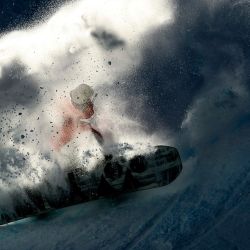 Yuto Totsuka del equipo de Japón se estrella durante la final masculina de Snowboard Halfpipe durante el Toyota U.S. Grand Prix en Copper Mountain Resort en Copper Mountain, Colorado. | Foto:Sean M. Haffey/Getty Images/AFP