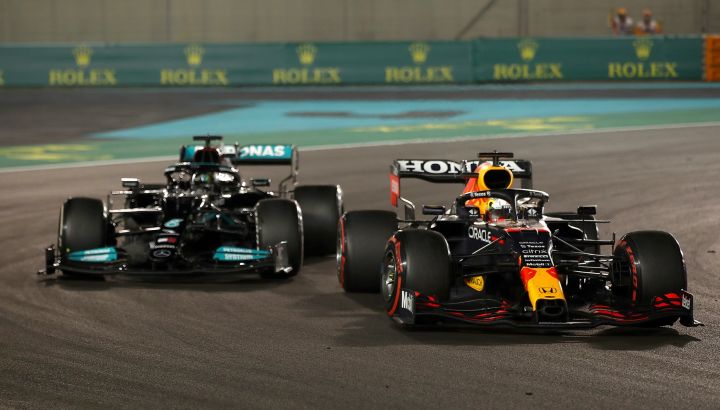Verstappen superó en la última vuelta a Lewis Hamilton en una histórica definición de la F1.