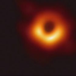 Son las imágenes más profundas y nítidas jamás logradas hasta la fecha de la zona que rodea al agujero negro supermasivo ubicado en el centro de la Vía Láctea.