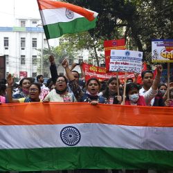 Empleados bancarios sostienen banderas nacionales y gritan consignas durante una protesta como parte de la huelga nacional de dos días contra el plan del gobierno de privatizar los bancos del sector público, en Calcuta, India. | Foto:DIBYANGSHU SARKAR / AFP