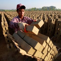 Un hombre trabaja en una fabrica de ladrillos en las afueras de Yangón, Myanmar. | Foto:Xinhua/U Aung