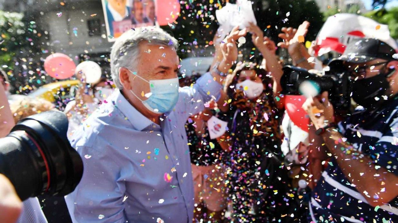 Gerardo Morales, recibido con papel picado al llegar al plenario radical que lo convirtió en titular partidario