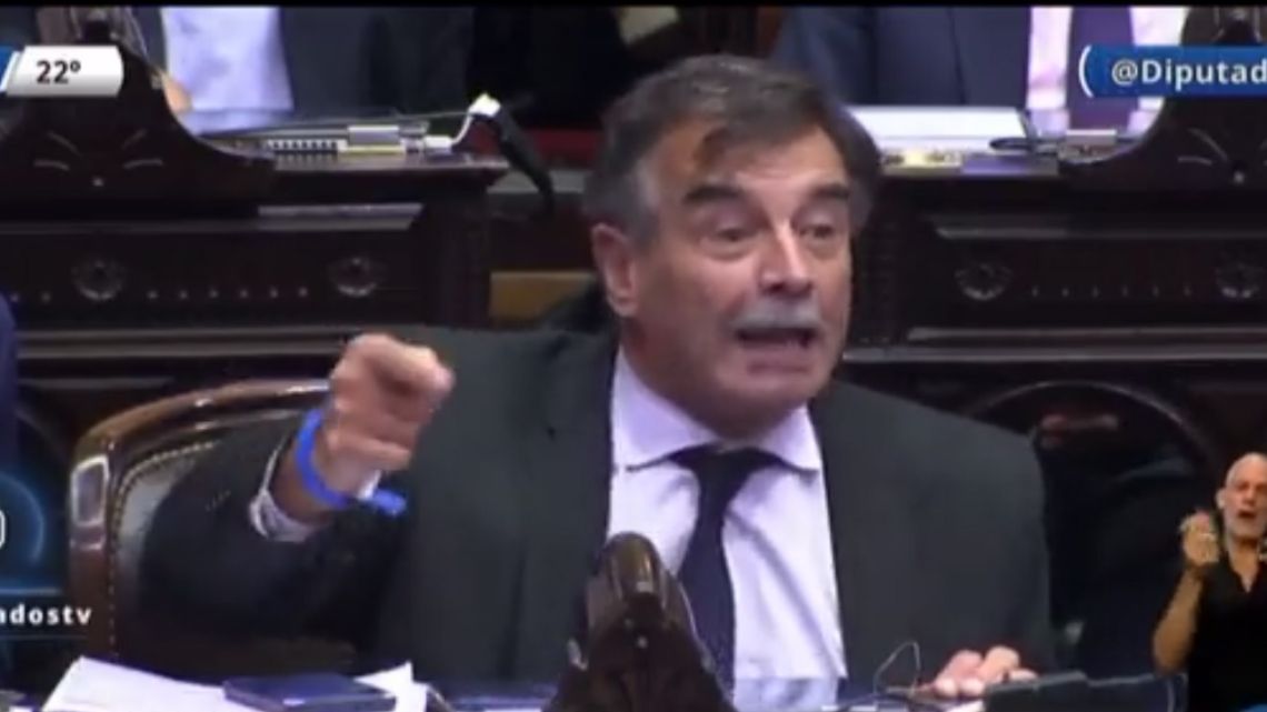 El diputado Miguel Bazze perdió la paciencia e insultó a Sergio Massa