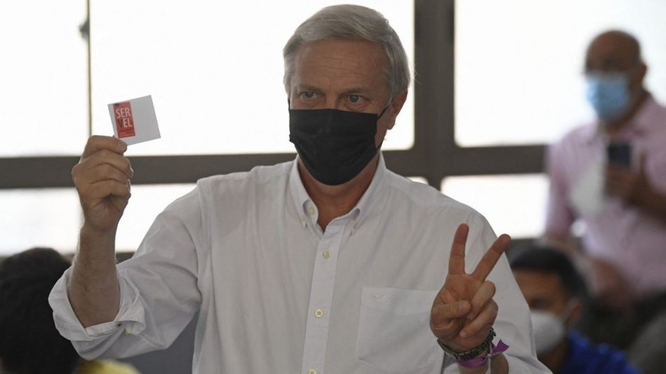 José Kast, el candidato derechista, votando este domingo en la segunda vuelta en Chile.