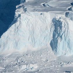 Su parte frontal desemboca en el mar de Amundsen a una velocidad de 2 kilómetros por año, la más rápida de toda la zona costera antártica. 
