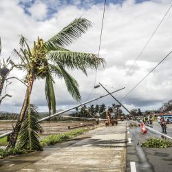En la foto se ven postes eléctricos caídos en una carretera de la ciudad de Surigao, provincia de Surigao del Norte, días después de que el súper tifón Rai devastara la ciudad. | Foto:Ferdinandh Cabrera / AFP