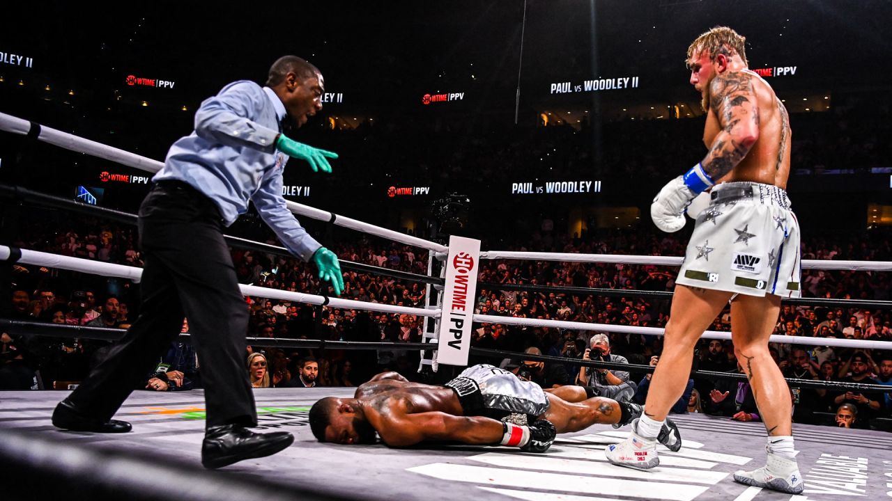 La personalidad de YouTube Jake Paul noquea al ex campeón de peso welter de UFC Tyron Woodley en un combate de peso crucero de ocho asaltos en el Amalie Arena en Tampa, Florida. | Foto:CHANDAN KHANNA / AFP