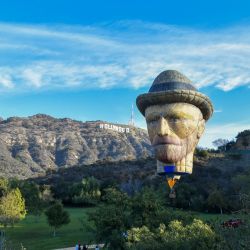 El globo aerostático de Lighthouse Immersive, con forma de Vincent Van Gogh, es lanzado al aire en Lake Hollywood Park en Los Ángeles, California. | Foto:Rodin Eckenroth/Getty Images/AFP