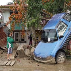 Una persona observa un vehículo arrastrado por las inundaciones provocadas por el súper tifón Rai en la ciudad de Loboc, provincia de Bohol, Filipinas. | Foto:CHERYL BALDICANTOS / AFP