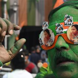 Un simpatizante del Trinamool Congress celebra la victoria del partido en las elecciones a la Corporación Municipal de Calcuta, cerca de la residencia de la Ministra Principal de Bengala Occidental de la India y líder del TMC, Mamata Banerjee, en Calcuta. | Foto:DIBYANGSHU SARKAR / AFP