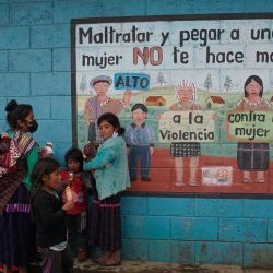 Indígenas son vistos antes del entierro de las víctimas de una masacre ocurrida el fin de semana en la aldea cercana de Chiquix, en el cementerio municipal de Chiquisis, en el municipio de Santa Catarina Ixtahuacan, Guatemala. | Foto:JOHAN ORDONEZ / AFP