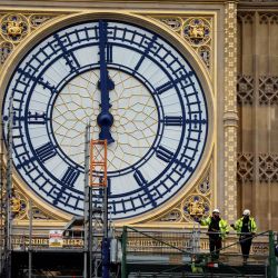 Trabajadores retiran el andamiaje de la esfera oeste restaurada del reloj de la Torre Elizabeth, comúnmente conocida por el nombre de la campana Big Ben, en el Palacio de Westminster, sede de las Casas del Parlamento, en Londres. | Foto:Tolga Akmen / AFP