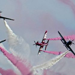 Un equipo de acrobacia aérea sobrevuela la capital de Qatar, Doha, con motivo de la celebración del Día Nacional de este país del Golfo. | Foto:AFP