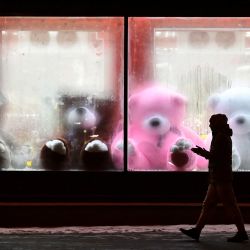 Un peatón pasa por delante de una vidriera con osos de peluche como decoración antes de las fiestas navideñas en Moscú, Rusia. | Foto:YURI KADOBNOV / AFP