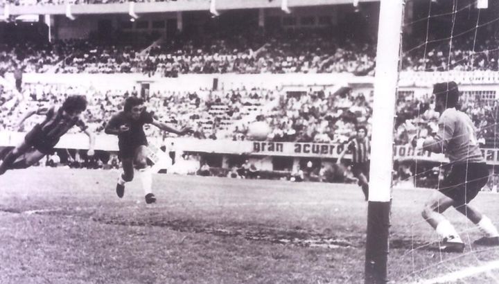 La foto original del gol de palomita de Aldo Pedro Poy a Newell's en cancha de River. 