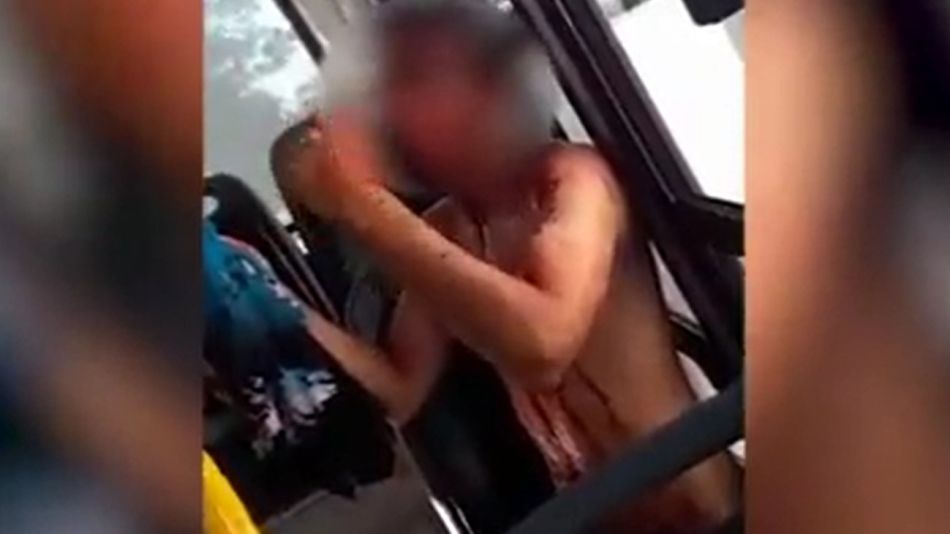 Pasajeros de un colectivo desnudaron y golpearon a un menor que quiso robar un celular en Lanús