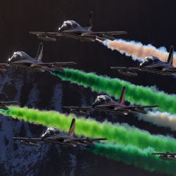 Aviones de la unidad acrobática de la Fuerza Aérea Italiana Frecce Tricolori (Flechas Tricolores) esparcen humo con los colores de la bandera italiana mientras actúan sobre Alta Badia, en los Alpes Dolomitas, dentro de la prueba de eslalon gigante de la Copa del Mundo de Esquí FIS masculina. | Foto:Tiziana Fabi / AFP