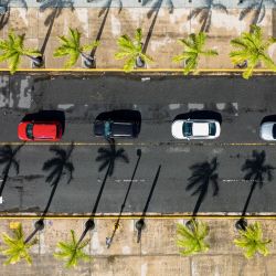 En esta vista aérea, los conductores esperan en la fila para hacerse la prueba de Covid-19, en un centro de pruebas de conducción operado por el Departamento de Salud de Puerto Rico en el estacionamiento del Estadio Hiram Bithorn, en San Juan, Puerto Rico. | Foto:RICARDO ARDUENGO / AFP