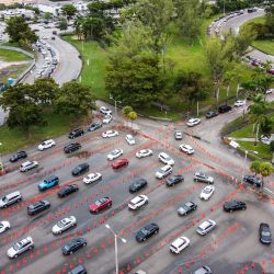 En esta vista aérea, los coches hacen cola en un sitio de pruebas de Covid-19 en el Tropical Park en Miami, Florida. | Foto:CHANDAN KHANNA / AFP