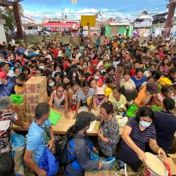 Los residentes hacen cola para recibir ayuda en un pueblo de la ciudad de Surigao, provincia de Surigao del Norte, días después de que el súper tifón Rai devastara la ciudad. | Foto:Handout / AFP