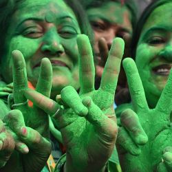 Simpatizantes del Trinamool Congress (TMC) celebran la victoria del partido en las elecciones a la Corporación Municipal de Calcuta (KMC), cerca de la residencia de la ministra principal de Bengala Occidental y líder del TMC, Mamata Banerjee, en Calcuta. | Foto:DIBYANGSHU SARKAR / AFP