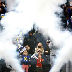 Los aficionados de los Rams de Los Ángeles animan mientras salen al campo antes de un partido contra los Seahawks de Seattle en Inglewood, California. | Foto:Sean M. Haffey/Getty Images/AFP
