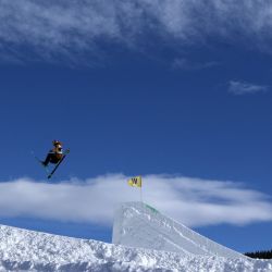 Nick Goepper, del equipo de Estados Unidos, realiza una carrera de entrenamiento para la clasificación de esquí de estilo libre masculino para el Dew Tour en Copper Mountain, Colorado. | Foto:Ezra Shaw/Getty Images/AFP