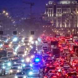 Esta fotografía muestra un atasco en el centro de Moscú, mientras los coches se mueven lentamente a lo largo de un puente. | Foto:YURI KADOBNOV / AFP