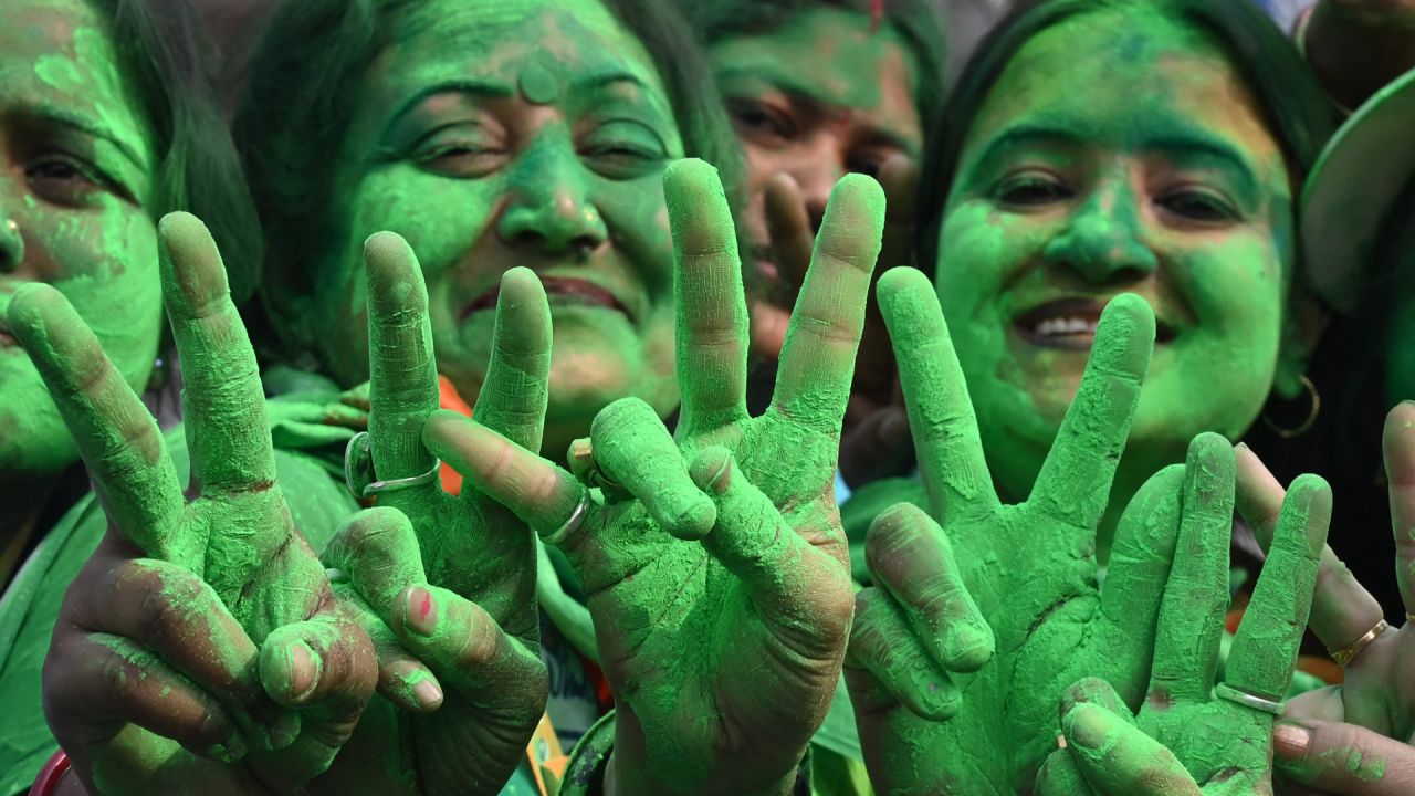 Simpatizantes del Trinamool Congress (TMC) celebran la victoria del partido en las elecciones a la Corporación Municipal de Calcuta (KMC), cerca de la residencia de la ministra principal de Bengala Occidental y líder del TMC, Mamata Banerjee, en Calcuta. | Foto:DIBYANGSHU SARKAR / AFP