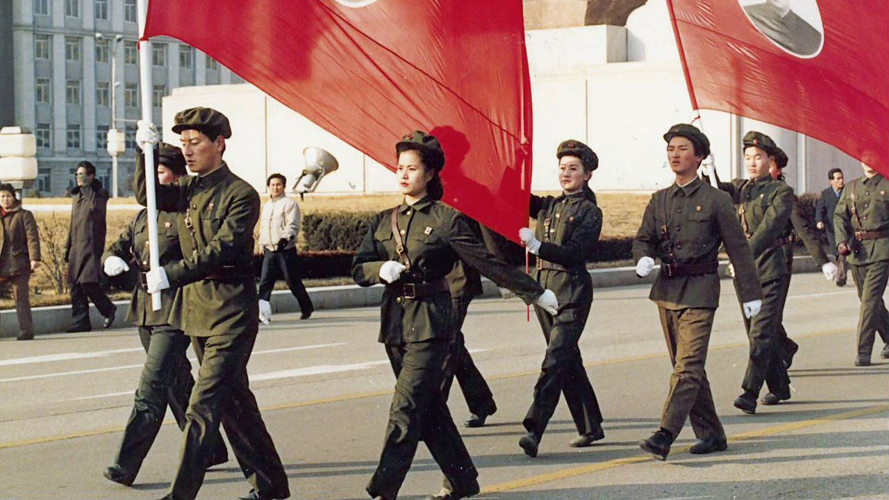 Los desfiles militares del décimo aniversario del gobierno de Kim Jong Un y los de su asunción en 2011. | Foto:cedoc