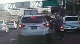 Un conductor pateó a un motociclista en General Paz