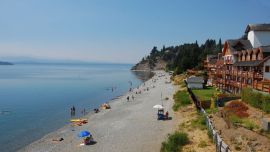 En los lagos patagónicos de origen glaciario la zona de veril está muy cercana a la costa.
