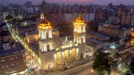 La ciudad capital se destaca por su patrimonio cultural e histórico.
