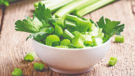 El apio ayuda a aliviar los síntomas de la menopausia, alcaliniza la sangre y elimina los residuos tóxicos