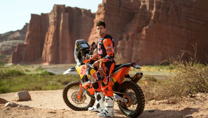 El salteño Kevin Benavides busca volver a ser campeón del Rally Dakar en motos. // Red Bull