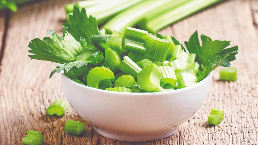 El apio ayuda a aliviar los síntomas de la menopausia, alcaliniza la sangre y elimina los residuos tóxicos