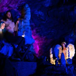 Actores aficionados actúan durante el montaje del Belén Viviente en la Cueva de Postojna, Eslovenia. | Foto:Jure Makovec / AFP