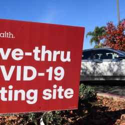 Un conductor pasa por un centro de pruebas de Covid-19 en Alhambra, California. - El Departamento de Salud Pública del Condado de Los Ángeles informó de más de 3.500 nuevos casos de Covid-19. | Foto:Frederic J. Brown / AFP
