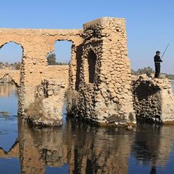 Un hombre pesca en el río Éufrates en la ciudad de Haditha, en la gobernación central iraquí de Anbar. | Foto:AHMAD AL-RUBAYE / AFP