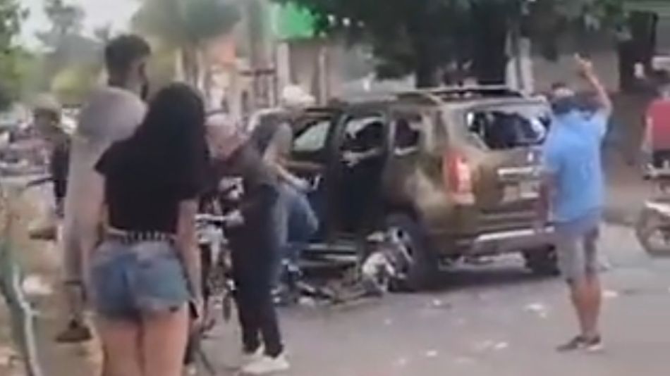 La camioneta destrozada, que atropelló a varias personas en Merlo y cuyo conductor fue salvajemente golpeado.