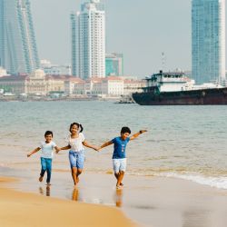 Imagen de niños jugando en la playa artificial, en la ciudad portuaria de Colombo, Sri Lanka. | Foto:Xinhua/Tang Lu