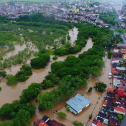 Imagen tomada con un dron de la inundación provocada por la fuerte lluvia, en Itapetinga, estado de Bahía, Brasil. El río Catolé se desbordó a causa de la lluvia provocando inundaciones en varios puntos de la ciudad de Itapetinga. | Foto:Xinhua/Manuella Luana